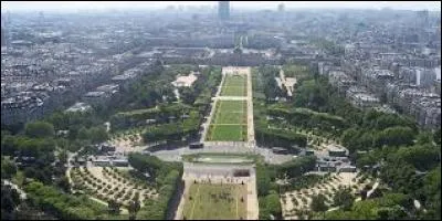 Dans quel arrondissement de Paris se trouve le Champs-de-Mars ?