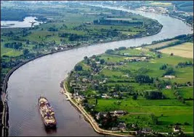 Quel fleuve traverse Paris, la capitale française ?