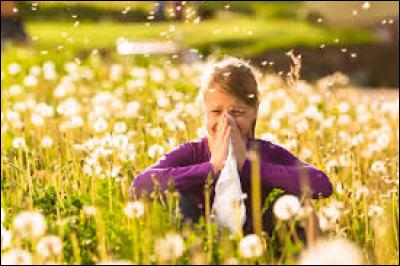 Ma petite soeur pique des crises de rhume en approchant le pollen et ses atchoum vont nous contaminer. Quel spécialiste doit-elle consulter ?