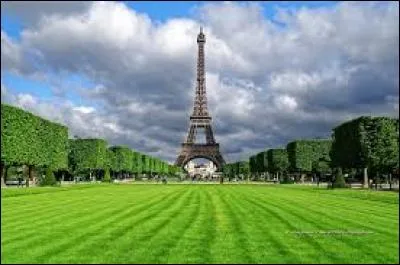 J'observe l'image et je vois : une vue de la tour Eiffel sous les nuages !