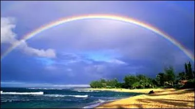 J'observe l'image et je vois : un arc-en-ciel lumineux passant par les nuages !