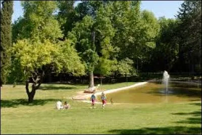 J'observe l'image et je vois : 2 personnes couchées près du lac !