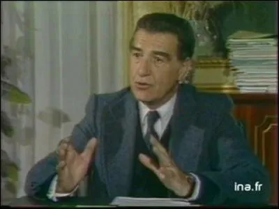 Sous la présidence de Giscard d'Estaing, il est resté trois ans ministre de l'Education nationale - d'avril 1978 à mai 1981 - malgré ses mauvaises relations avec les syndicats. 
De qui s'agit-il ?