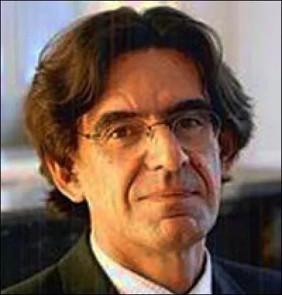 Professeur de philosophie, essayiste, il a été ministre de l'Education nationale de mai 2002 à mars 2004. De qui s'agit-il ?