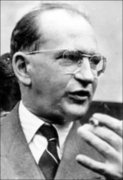 Après avoir été l'un des hommes politiques les plus importants de la IVe République, il a été, dans la Ve, nommé ministre de l'Education nationale en mai 1968 et l'est resté jusqu'en juin 1969. De qui s'agit-il ?