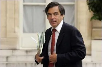 Après avoir été ministre des affaires sociales, il devient ministre de l'Education nationale de mars 2004 à mai 2005. De qui s'agit-il ?