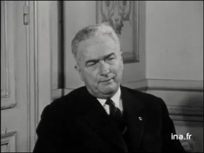 Il a été ministre de l'Education nationale au tout début de la Ve République, de janvier à novembre 1960, avant d'être chargé des "affaires algériennes". De qui s'agit-il ?