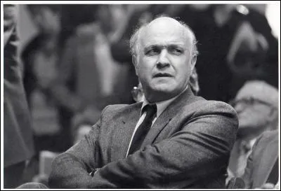 Il a été ministre de l'Education nationale de mai 1981 à juillet 1984. Il est à l'origine de la création des ZEP. Il a voulu mettre en oeuvre la promesse de Mitterrand d'un grand service public d'éducation et a dû renoncer devant les grandes manifestations en faveur de l'école privée. De qui s'agit-il ?