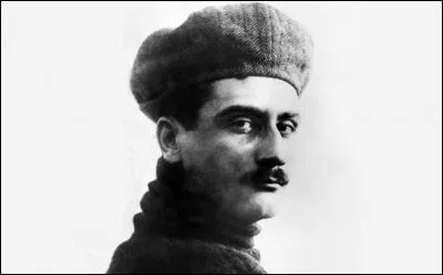 Roland Garros qui donne son nom au tournoi, était un aviateur français lieutenant pilote, mort à la guerre , mais quelle guerre ?