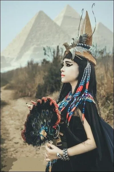 Mère universelle, grande magicienne, déesse familière pour les égyptologues. Qui est-elle ?