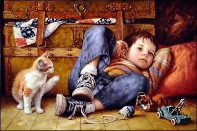 L'enfant regarde le chat.