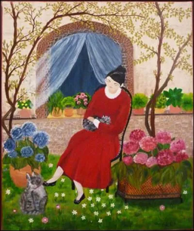 Une dame tient un chat dans ses bras. De quelle couleur est-il ?