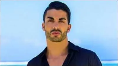 Comment s'appelle ce garçon qui a eu une aventure avec Beverly et Monira pour, au final, repartir au bras d'Astrid ?