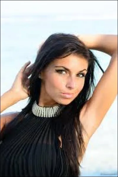 Comment s'appelle cette brune qui était la "meilleure" amie de Beverly au début de l'aventure ?