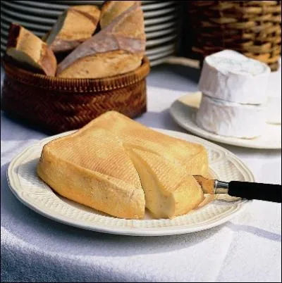 Passons à table ! Après avoir dégusté quelques betteraves et mangé de la flamiche, votre convive vous propose ce joli fromage très odorant ! Quel est son nom ?