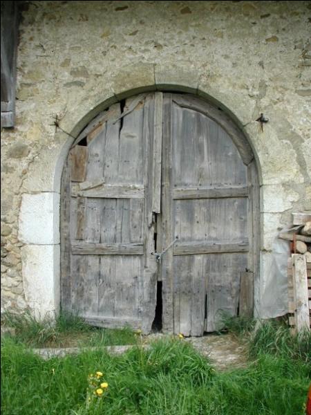 Sur quelle commune est située la Maison du Salève construite dans l'ancienne ferme de Mikerne ?