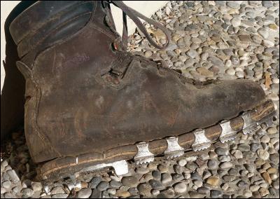 Qui a inventé une chaussure cloutée d'escalade au Salève ?