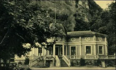 Quelle caractéristique avait l'eau exploitée par l'établissement thermal situé aux Bains de la Caille ?