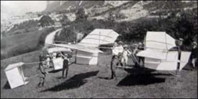 En quelle année David Deluz décolle-t-il pour la première fois avec une machine volante depuis Bossey ?