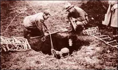 Comment s'appelait le premier club spéléo du Salève ?