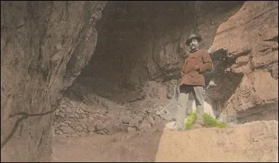 Comment s'appelle le fameux sentier du Salève, traversant une grotte, aménagé par le Club alpin suisse en 1905 ?