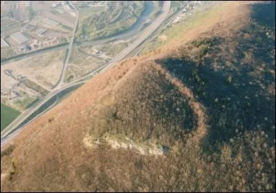Qu'ont construit les Allobroges au sommet du Petit Salève ?