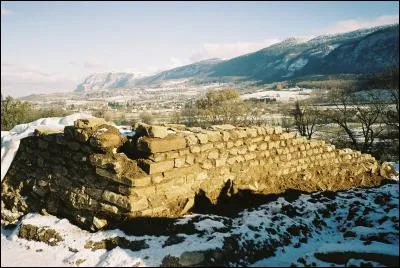 Quel nom donne-t-on au temple gallo-romain découvert à Présilly ?