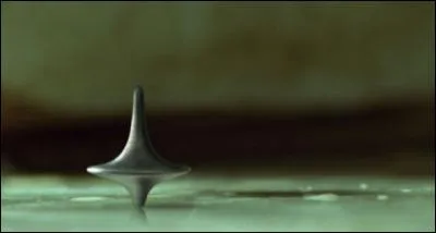 Dans le film "Inception", lorsque la toupie tourne, qu'est-ce que cela signifie ?