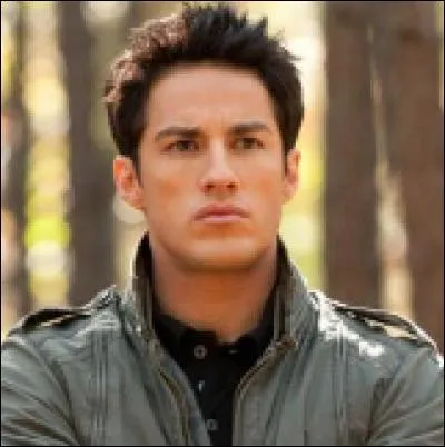 Dans quelle saison Tyler est-il possédé par un voyageur ?