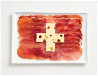 Une croix de gruyère et du jambon cru. C'est délicieux et ça représente bien...