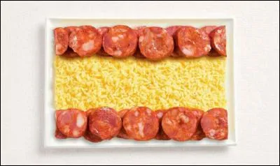 Humm, le bon riz au curry et le bon chorizo. Ils auraient pu faire de la paella aussi mais on comprend tout aussi vite que c'est le drapeau...
