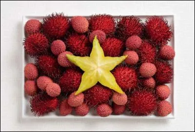 Elle doit avoir mal cette étoile de mer. Ah non, c'est de l'ananas. De l'ananas qui repose sur des litchis et des...comment dire ? Des sortes d'oursins rouges. Cela représente vraiment bien...