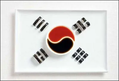 Un bon petit café coloré avec des sortes de sushis. Rien de tel pour représenter...