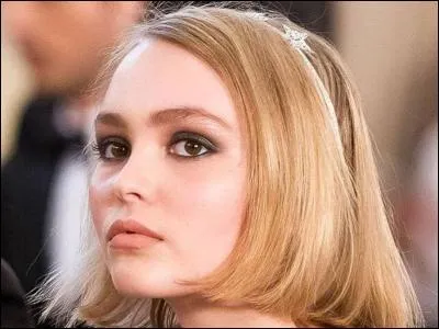 Lily-Rose souhaitera bonne fête à sa maman :