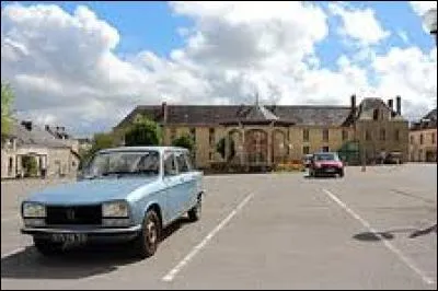 Nous nous trouvons sur la place de Renazé. Ville des Pays-de-la-Loire, en Mayenne angevine, elle se situe dans le département ...