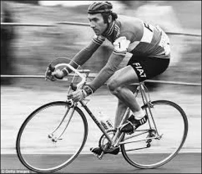 De la fin des années 60 au milieu des années 70, le cycliste belge Eddy Merckx domine le milieu du vélo, enchainant les victoires dans toutes les plus grandes courses de ce sport. Quel fameux surnom fut donné à Eddy Merckx ?