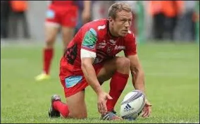 Le Britannique Jonny Wilkinson est entré dans la légende du rugby. A son actif, de nombreux titres et des statistiques impressionnantes. En 2003, il remporte la Coupe du monde avec sa sélection nationale. Désignez le ballon représentant son pays :