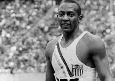 Lors des Jeux olympiques d'été à Berlin en 1936, Adolf Hitler fut dépité et quelque peu remonté... La cause ? Un athlète afro-américain rafla quatre médailles d'or dans diverses disciplines d'athlétisme, dominant largement la concurrence. Quel est le nom de ce sportif légendaire, ayant marqué l'histoire tout court ?