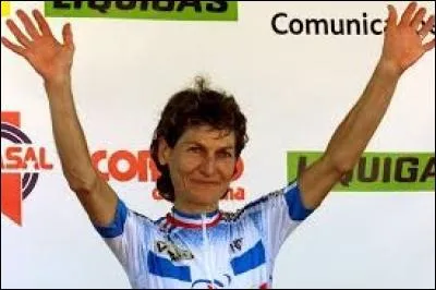 Jeannie Longo est une authentique légende dans le cyclisme. Cette immense championne française a connu une carrière d'une longévité exceptionnelle. En effet, elle débuta en 1979, pour s'achever en :