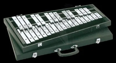 Cet instrument à percussion porte le nom de glockenspiel.
Quelle est la traduction exacte de ce nom d'origine allemande ?