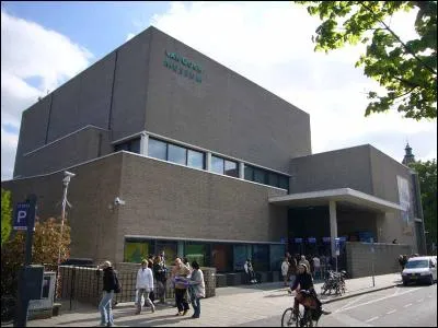 Je souhaite me rendre au musée Van Gogh, dans quelle capitale dois-je aller ?