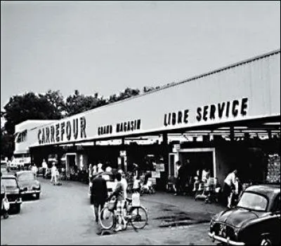 Ce 15 juin, Carrefour ouvre la premier hypermarché (qui n'en porte pas encore le nom). En quelle année était-ce ?