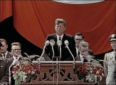 Dans quelle ville Kennedy prononce-t-il un discours ce 26 juin 1963 ?