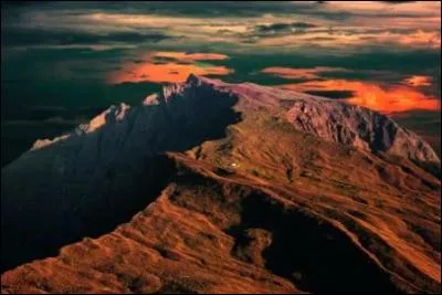 Où se trouve le piton des Neiges, culminant à 3 070,50 mètres d'altitude ?