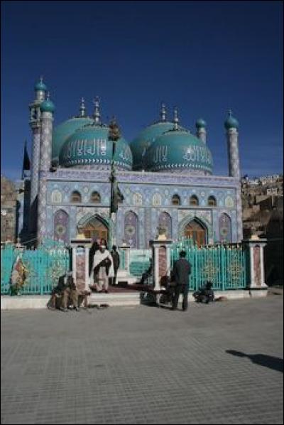 Dans quel pays est la mosquée Mazâr-e Charîf ?
