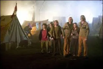 Quels personnages avaient entièrement revêtus leurs vêtements ?