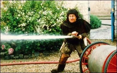 Dans "Les Visiteurs 2", pourquoi Godefroy retourne-t-il au dans le futur ?