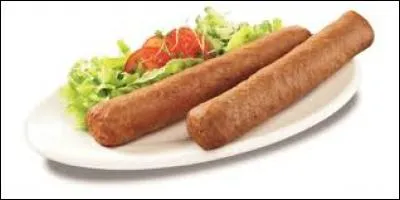 Spécialité belge et du nord de la France, ce "snack" traditionnel est majoritairement composé de viande hachée, d'épices et de chapelure pour la panure :
