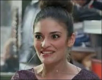 Qui Sabrina aide-t-elle ?