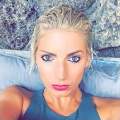 Elle s'est fiancée avec...